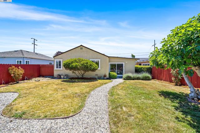 1457 Via El Monte, San Lorenzo CA: https://media.crmls.org/mediaz/b141e9ef-9873-4bb7-8190-07a7c692a043.jpg