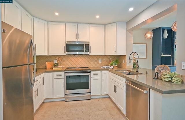 3434 Tice Creek Dr, Walnut Creek CA: https://media.crmls.org/mediaz/b142646b-f46c-47b3-89a0-383866eb4cb2.jpg