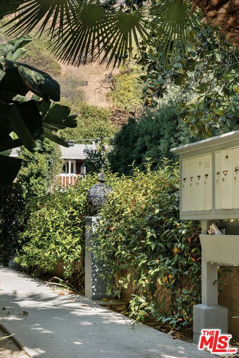 2604 N Beachwood Drive, Los Angeles CA: https://media.crmls.org/mediaz/b14275a7-3e8b-40c9-b290-55bd9fc2414f.jpg