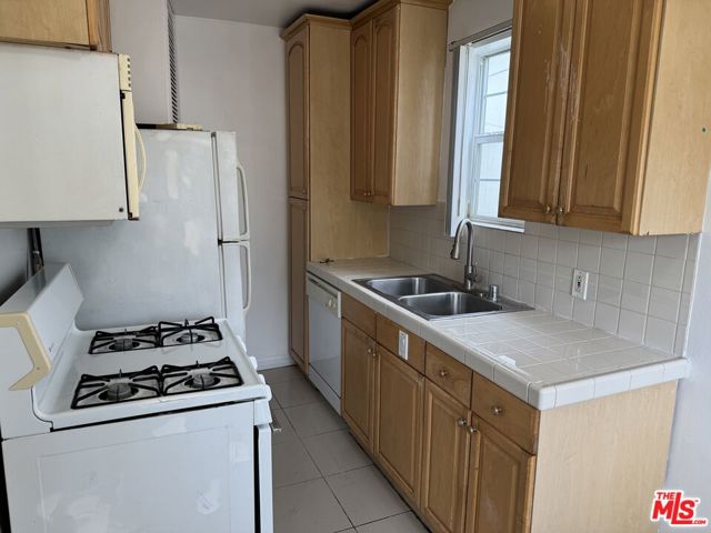 428 S DOHENY Drive, Beverly Hills CA: https://media.crmls.org/mediaz/b1433c1a-0164-465b-b9e4-fcedc84b7ff4.jpg