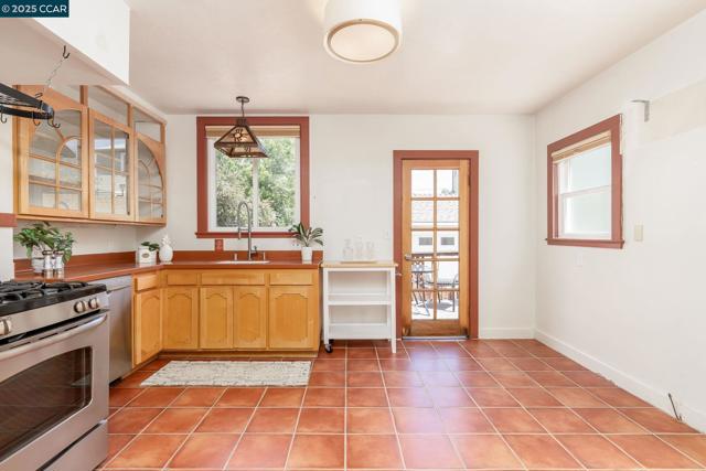 837 San Carlos Ave, Albany CA: https://media.crmls.org/mediaz/b1446608-dc68-446d-ab08-3e6fb30ba3e2.jpg