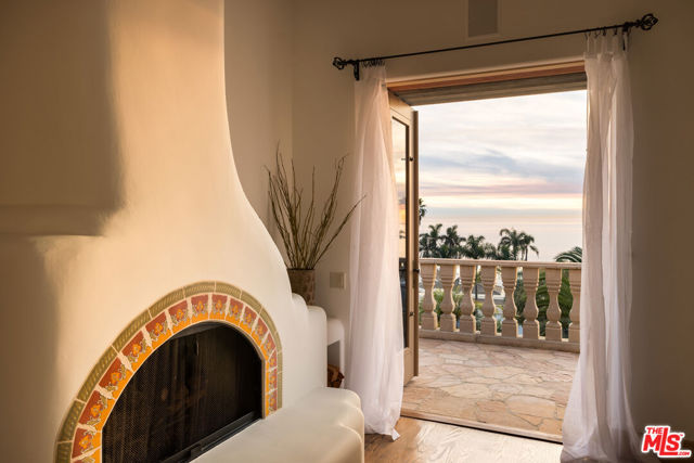 93 Laurel Drive, Rancho Palos Verdes CA: https://media.crmls.org/mediaz/b1448d08-fa3a-491e-a85c-5cf923933056.jpg