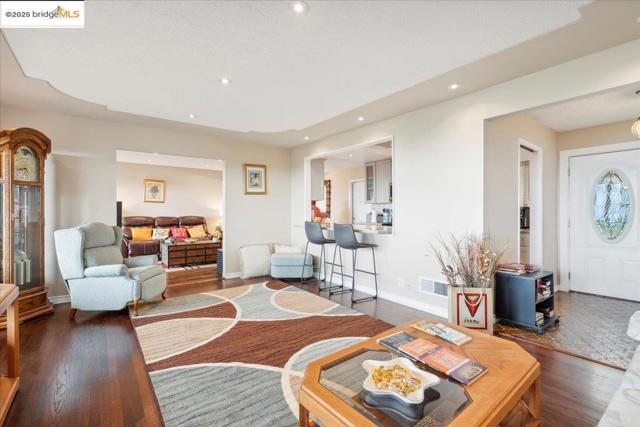 11772 Cranford Way, Oakland CA: https://media.crmls.org/mediaz/b144a401-1116-4a94-a306-7baa0cf8cd52.jpg