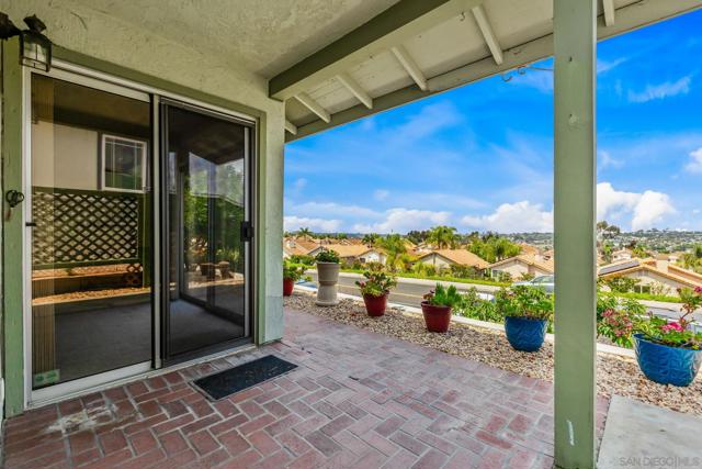 628 Via Santa Paulo, Vista CA: https://media.crmls.org/mediaz/b144b885-0413-46e0-b019-3d9ff45142bb.jpg
