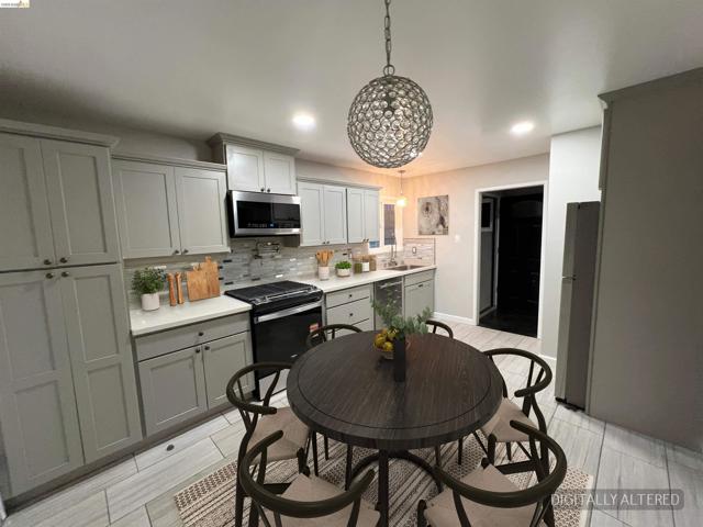 2881 CLEARLAND CIR., Pittsburg CA: https://media.crmls.org/mediaz/b144df44-175f-4a95-9302-a056fc35db94.jpg