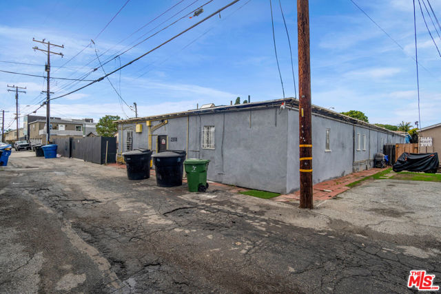 2338 Ocean Park Boulevard, Santa Monica CA: https://media.crmls.org/mediaz/b144f3ed-f4a9-4270-86bc-d5ee7a66cce9.jpg