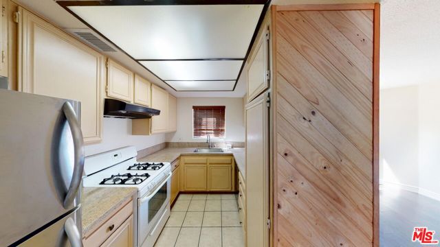 14401 Plummer Street, 23 photo 6