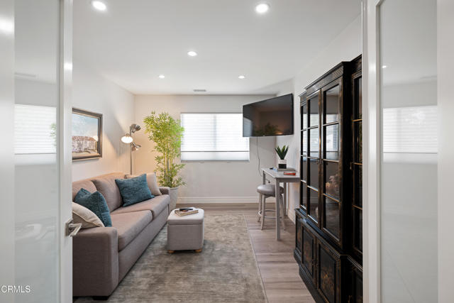 4428 Oakwood Avenue, La Canada Flintridge CA: https://media.crmls.org/mediaz/b145a678-3cbb-4ecc-901d-6255cad63b84.jpg