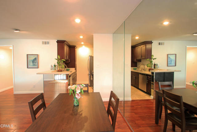 Detail Gallery Image 4 of 46 For 5700 Etiwanda Ave #123,  Tarzana,  CA 91356 - 3 Beds | 2 Baths