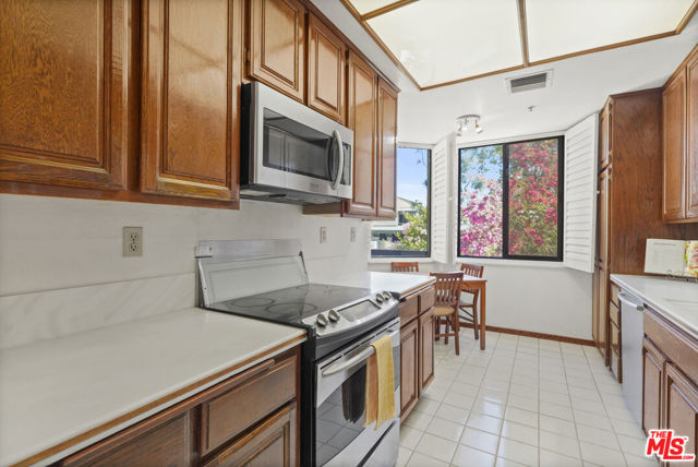 2102 Century Park Lane, Los Angeles CA: https://media.crmls.org/mediaz/b1460c1f-d70c-4a27-b444-83e55dbca3b1.jpg