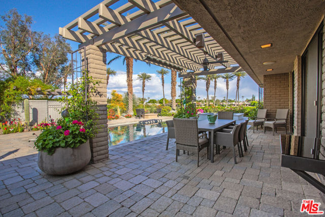 4 Trinity Court, Rancho Mirage CA: https://media.crmls.org/mediaz/b1468611-aaed-4a92-8c5a-5943d8402257.jpg