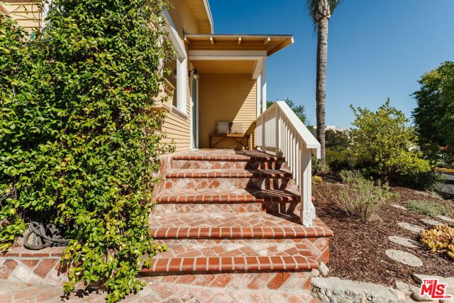 5421 Stratford Road, Los Angeles CA: https://media.crmls.org/mediaz/b1472c50-7575-40b3-a95f-427b9011ee9b.jpg