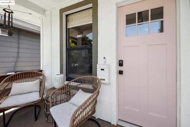 3360 Arizona St, Oakland CA: https://media.crmls.org/mediaz/b147811d-1c73-4e23-8f48-c3dc963e3899.jpg