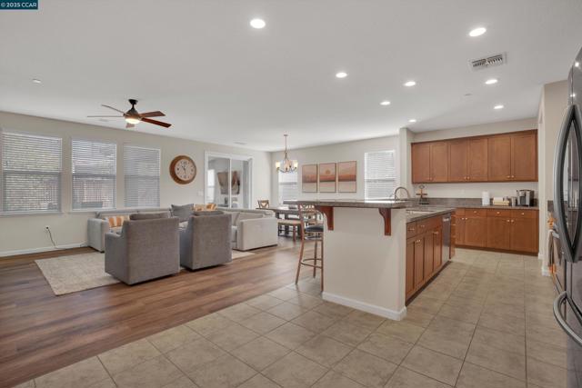 8275 Brookhaven Cir, Discovery Bay CA: https://media.crmls.org/mediaz/b1479b4b-9b36-4f4e-a677-e970e3a730b2.jpg