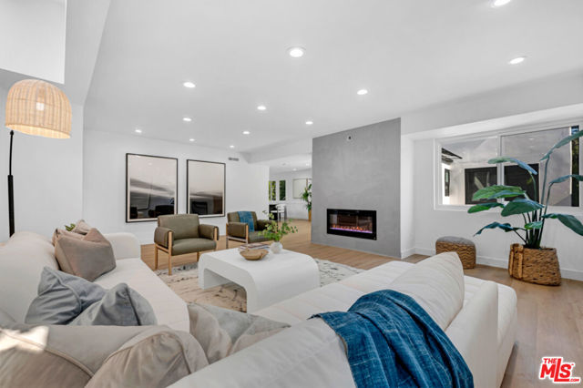 418 N Bowling Green Way, Los Angeles CA: https://media.crmls.org/mediaz/b148bd70-c924-477a-b2eb-795644bbf65b.jpg