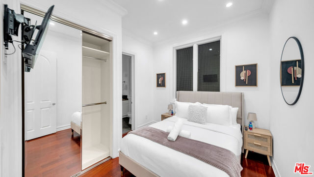 1447 San Ysidro Drive, Beverly Hills CA: https://media.crmls.org/mediaz/b149d07c-00c7-4ec8-b8ae-5228e8c684b7.jpg