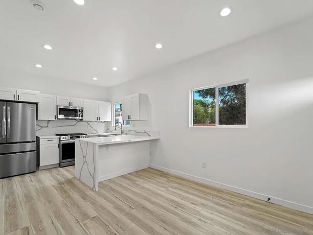 7231 Mohawk ST, San Diego CA: https://media.crmls.org/mediaz/b14a61e7-64da-412d-936f-a3e671510f48.jpg