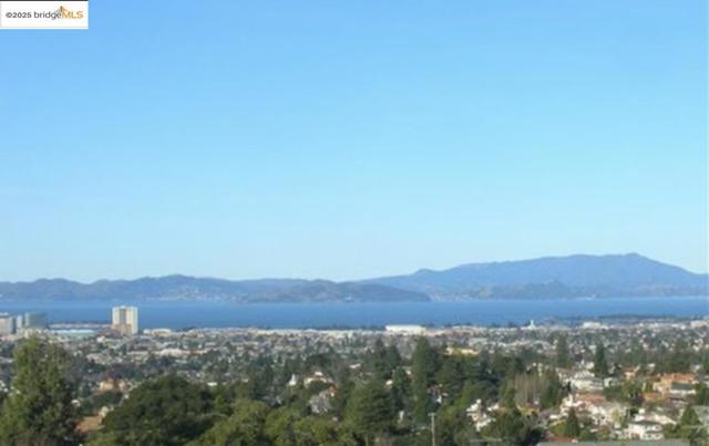 135 Alta Rd, Oakland CA: https://media.crmls.org/mediaz/b14a7db3-a778-4317-9b03-5210ecac6ff2.jpg