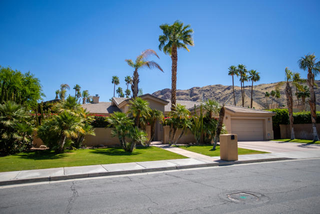 2438 S Caliente Drive, Palm Springs CA: https://media.crmls.org/mediaz/b14b768c-bd21-467f-85fb-9d7a7725ec42.jpg