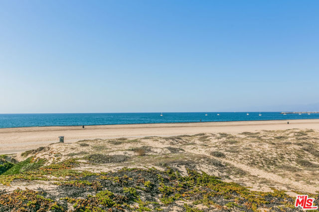 7301 Vista Del Mar, Playa del Rey CA: https://media.crmls.org/mediaz/b14c10ec-27d0-4462-92cd-b1c19aa8e302.jpg