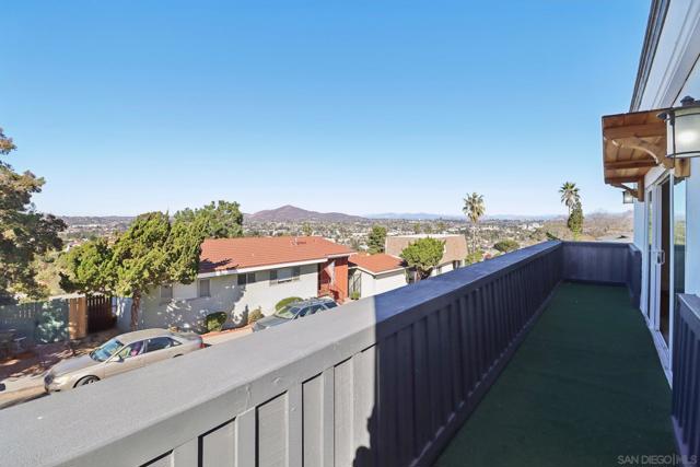 4367 Summit Dr, La Mesa CA: https://media.crmls.org/mediaz/b14c689e-ec4a-4bea-be2a-f09518cfd502.jpg