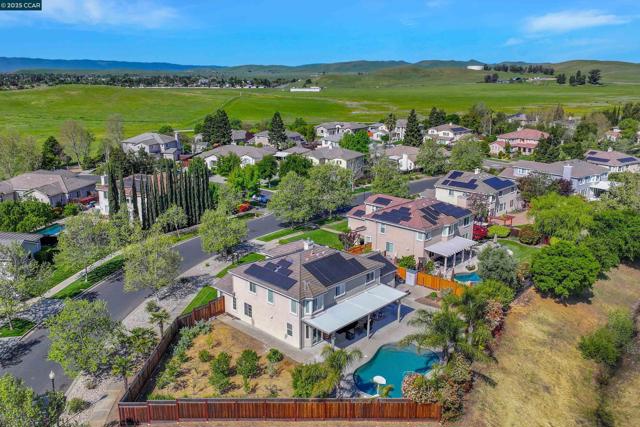 2121 Bluffs Dr, Livermore CA: https://media.crmls.org/mediaz/b14cd687-04f7-4da7-9373-a72cba98c459.jpg