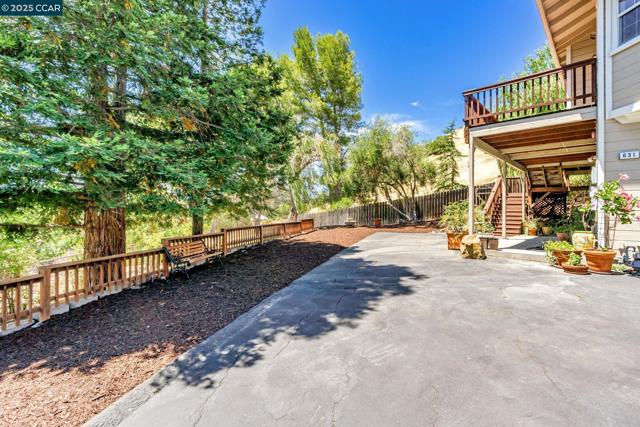 631 La Vista Rd, Walnut Creek CA: https://media.crmls.org/mediaz/b14e366f-272e-4aed-9cd1-d67c8c05cf55.jpg