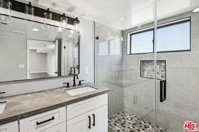 819 E La Palma Drive, Inglewood CA: https://media.crmls.org/mediaz/b14ff85a-27a7-48cf-81ea-e0361134435f.jpg