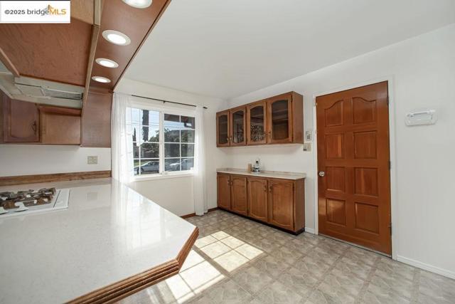 1651 Michael Dr, Pinole CA: https://media.crmls.org/mediaz/b1508a84-e675-4914-937a-4a507d62edfa.jpg