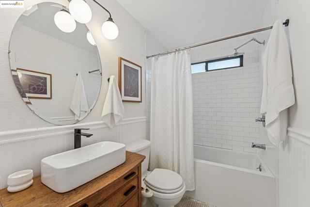 350 Henry St, Oakland CA: https://media.crmls.org/mediaz/b150962d-39d0-4850-bdaa-b38c66182468.jpg