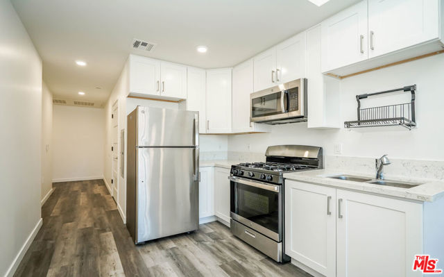 2701 James M Wood Boulevard, Los Angeles CA: https://media.crmls.org/mediaz/b150e8f2-9f0b-420d-93cc-ce93f96d595d.jpg