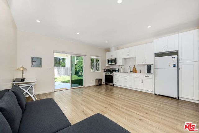 326 N Beachwood Drive, Los Angeles CA: https://media.crmls.org/mediaz/b150f207-4782-49a8-afcd-3b85f0cc0b72.jpg