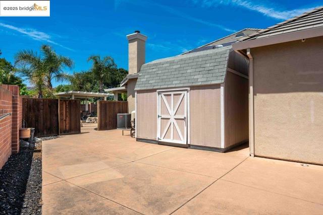 2981 Atherton Pl, Brentwood CA: https://media.crmls.org/mediaz/b150ff3a-f629-4090-abbd-725b2cbe6904.jpg