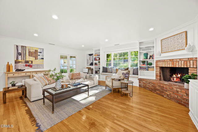 4929 Oakwood Avenue, La Canada Flintridge CA: https://media.crmls.org/mediaz/b152ccc1-3e4f-4e54-9e1d-895771e10c3d.jpg