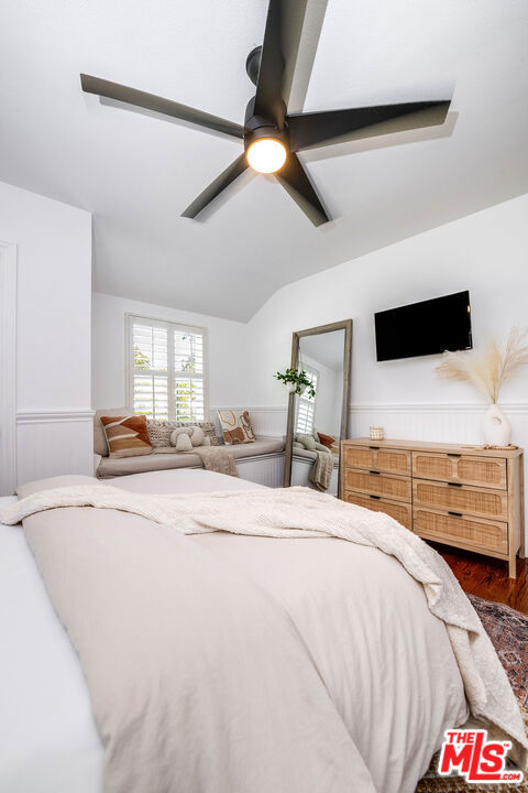 5711 Colbath Avenue, Valley Glen CA: https://media.crmls.org/mediaz/b15376d0-0767-4d51-9bf7-4b5bbf81d6ae.jpg