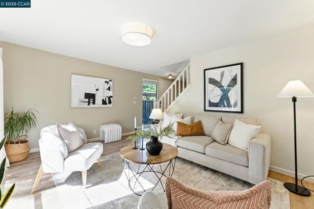 1660 San Luis Rd, Walnut Creek CA: https://media.crmls.org/mediaz/b1544055-4cf9-482a-9add-2f490bf8589a.jpg