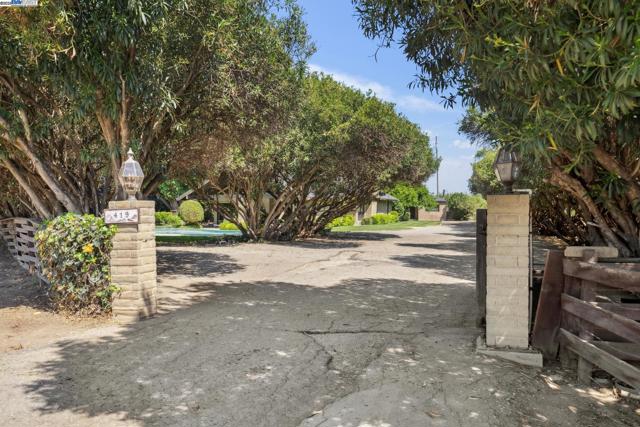 419 Burkhard Rd, Patterson CA: https://media.crmls.org/mediaz/b154bed7-b903-454c-b4a8-1f1beead09a9.jpg