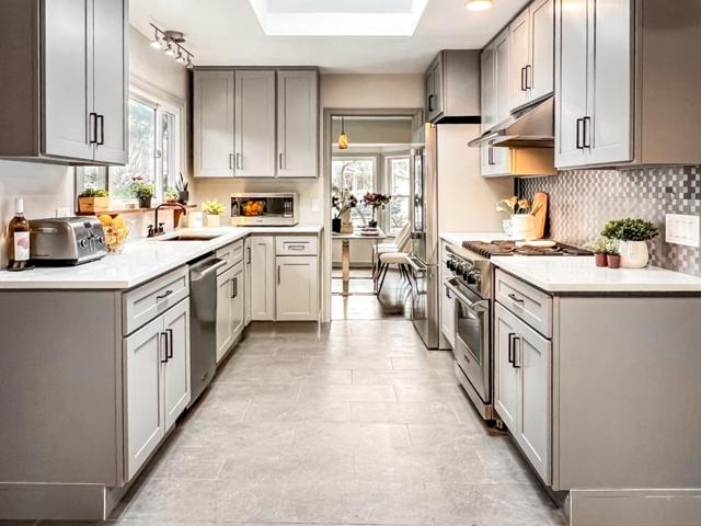 315 King Street, Redwood City CA: https://media.crmls.org/mediaz/b155055d-d652-45ac-a8c8-9ce6851f180e.jpg