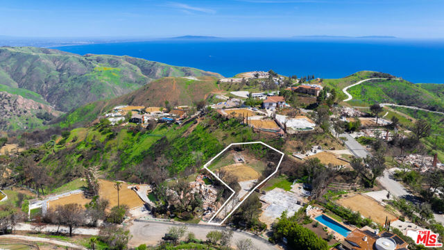 23310 W Pompano Street, Malibu CA: https://media.crmls.org/mediaz/b155b6cd-8cdf-475c-8119-99cba6878152.jpg