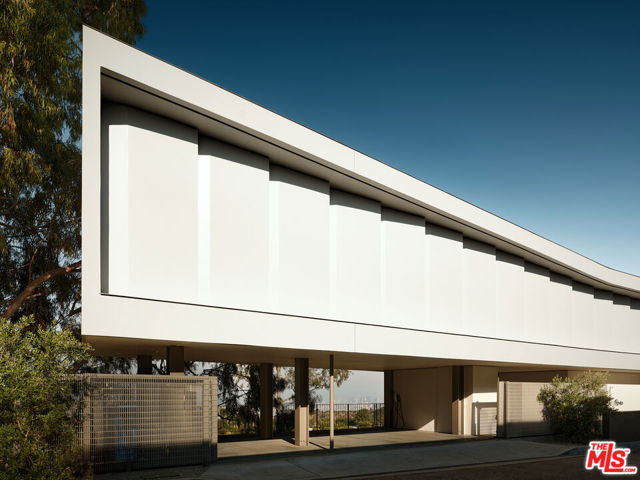 2500 Briarcrest Road, Beverly Hills CA: https://media.crmls.org/mediaz/b155ba17-f4ec-439e-bffc-0bbf167dd3f2.jpg