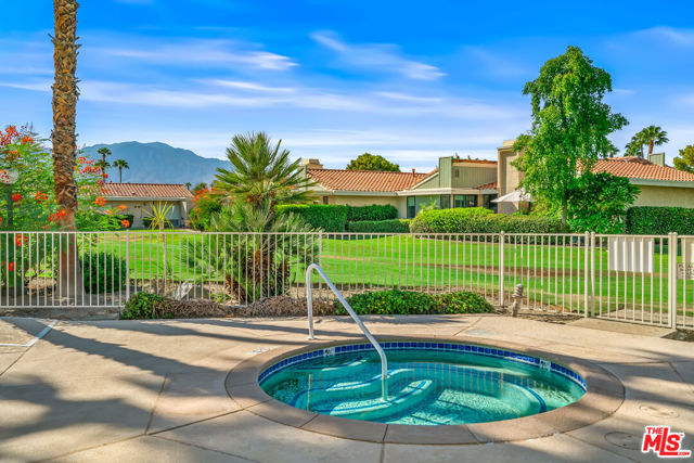72305 Rodeo Way, Rancho Mirage CA: https://media.crmls.org/mediaz/b1566b04-bade-4b1b-93e3-6dfc146de3f4.jpg