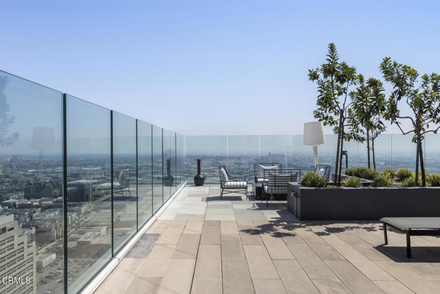 400 S Broadway, Los Angeles CA: https://media.crmls.org/mediaz/b156e79c-0c34-4a92-8604-2074a480e771.jpg