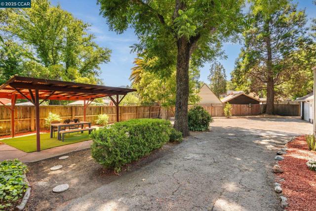 1019 Sir Francis Drake Blvd, San Anselmo CA: https://media.crmls.org/mediaz/b15787fe-160b-4ec5-839b-ab040b7eaf9d.jpg