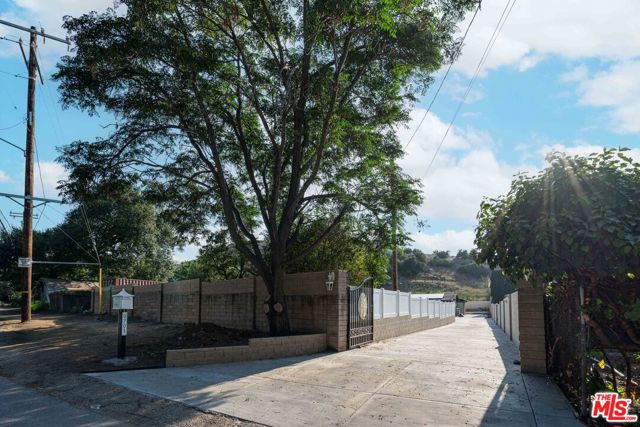 9701 Wheatland Avenue, Sunland CA: https://media.crmls.org/mediaz/b15814c9-6b53-41e6-b059-7fbc83af7d1a.jpg