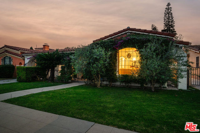 3975 Sutro Avenue, Los Angeles CA: https://media.crmls.org/mediaz/b1589c9d-8506-4653-afbb-62a9a75523a4.jpg