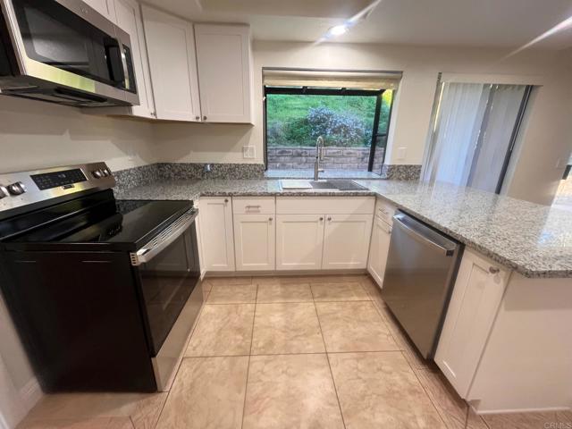 Detail Gallery Image 5 of 54 For 821 Mulberry Dr, San Marcos,  CA 92069 - 4 Beds | 2/1 Baths