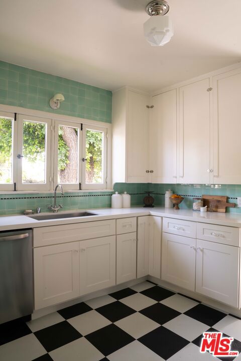 4331 4th Avenue, Los Angeles CA: https://media.crmls.org/mediaz/b159250a-bd33-4456-84ca-30887604d5de.jpg