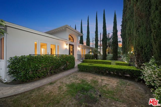 465 N Kilkea Drive, Los Angeles CA: https://media.crmls.org/mediaz/b15928ac-d574-4376-9152-06af058c03d2.jpg