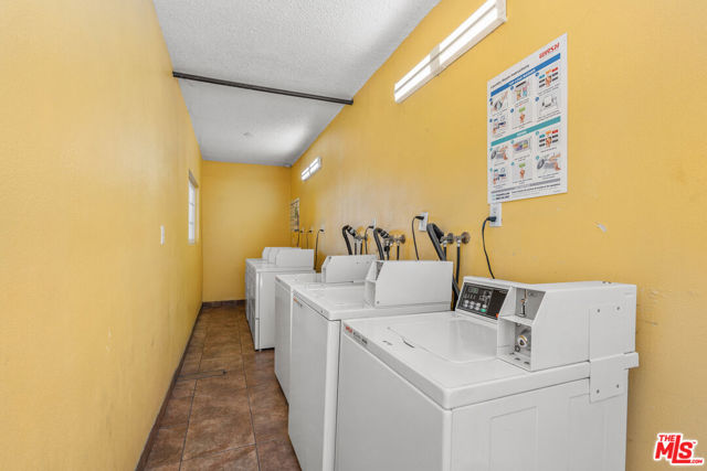 7442 Vineland Avenue, Sun Valley CA: https://media.crmls.org/mediaz/b1593739-bc56-410f-9ea9-fab93b252bc7.jpg