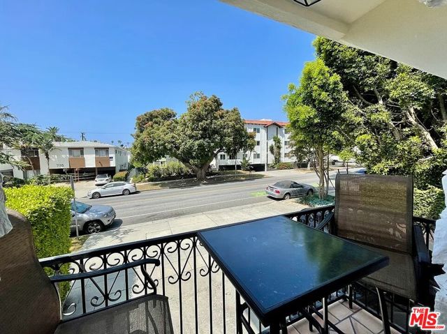1111 11th Street, Santa Monica CA: https://media.crmls.org/mediaz/b1594d18-1b48-4cde-976f-6c24277be312.jpg